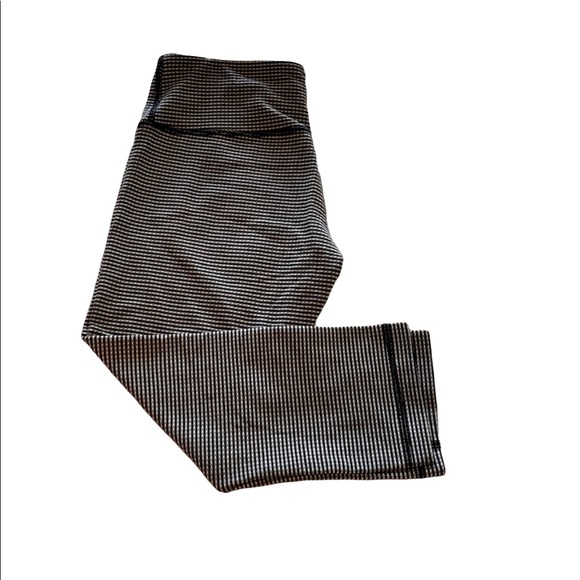 EUC Lululemon Size 6 crop - Picture 2 of 8